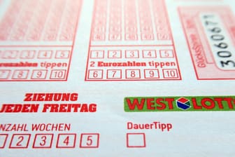 Ein Lotto-Schein (Symbolbild): Ein Gewinner von 2,4 Millionen Euro hat sich noch nicht gemeldet.