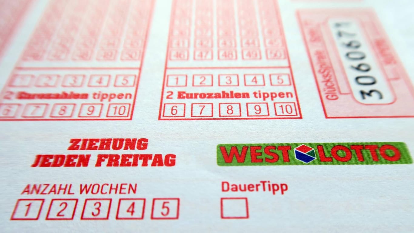 Ein Lotto-Schein (Symbolbild): Ein Gewinner von 2,4 Millionen Euro hat sich noch nicht gemeldet.