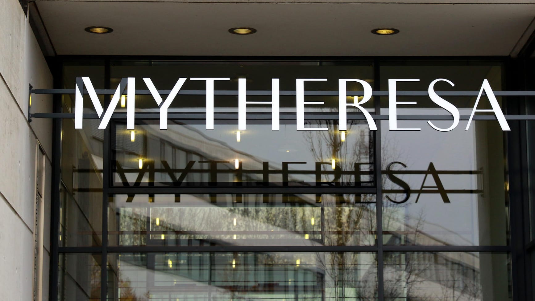Die Mytheresa-Firmenzentrale in Aschheim bei München (Archivbild): 2022 errichtet das Unternehmen ein Logistikzentrum am Flughafen Leipzig. Die Mytheresa-Firmenzentrale in Aschheim bei München (Archivbild): 2022 errichtet das Unternehmen ein Logistikzentrum am Flughafen Leipzig.