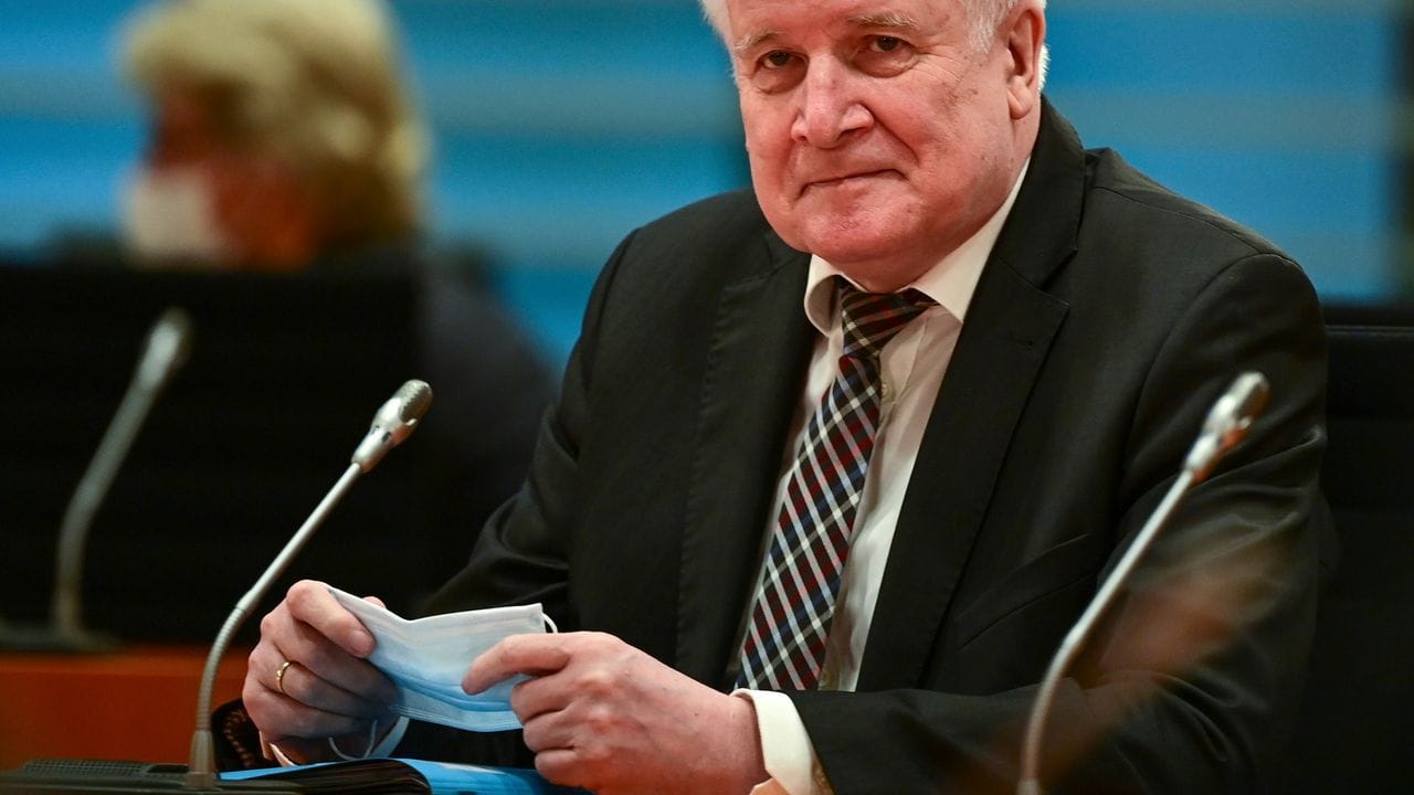 Bundesinnenminister Horst Seehofer (CSU) zeigte sich besorgt über den Anstieg unerlaubter Einreisen über die polnisch-deutsche Grenze. Bundesinnenminister Horst Seehofer (CSU) zeigte sich besorgt über den Anstieg unerlaubter Einreisen über die polnisch-deutsche Grenze.