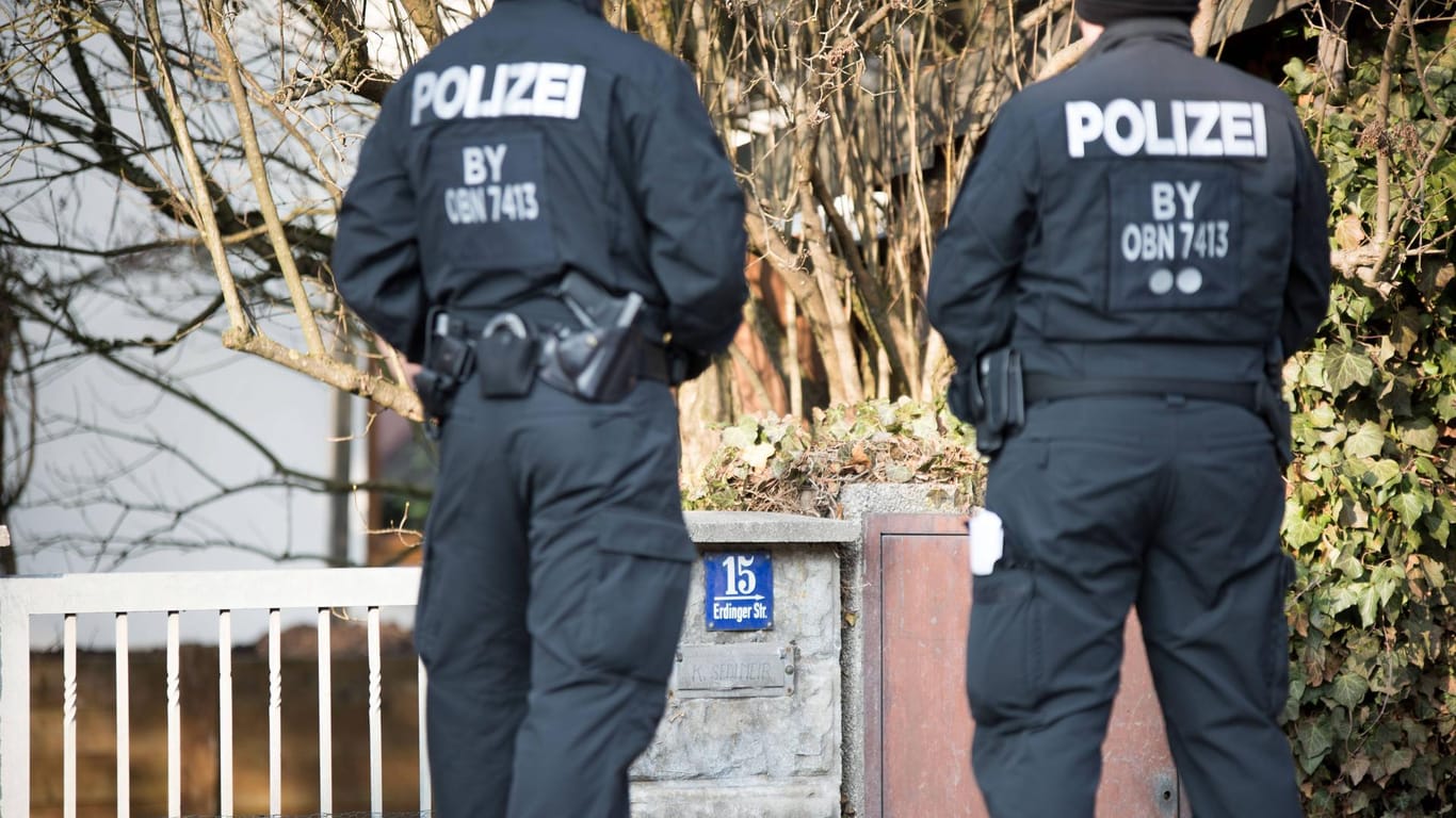 Polizisten bei einer Razzia in Bayern (Symbolbild): Mehrere Mafiosi stehen unter Verdacht, Steuern in Millionenhöhe hinterzogen zu haben.