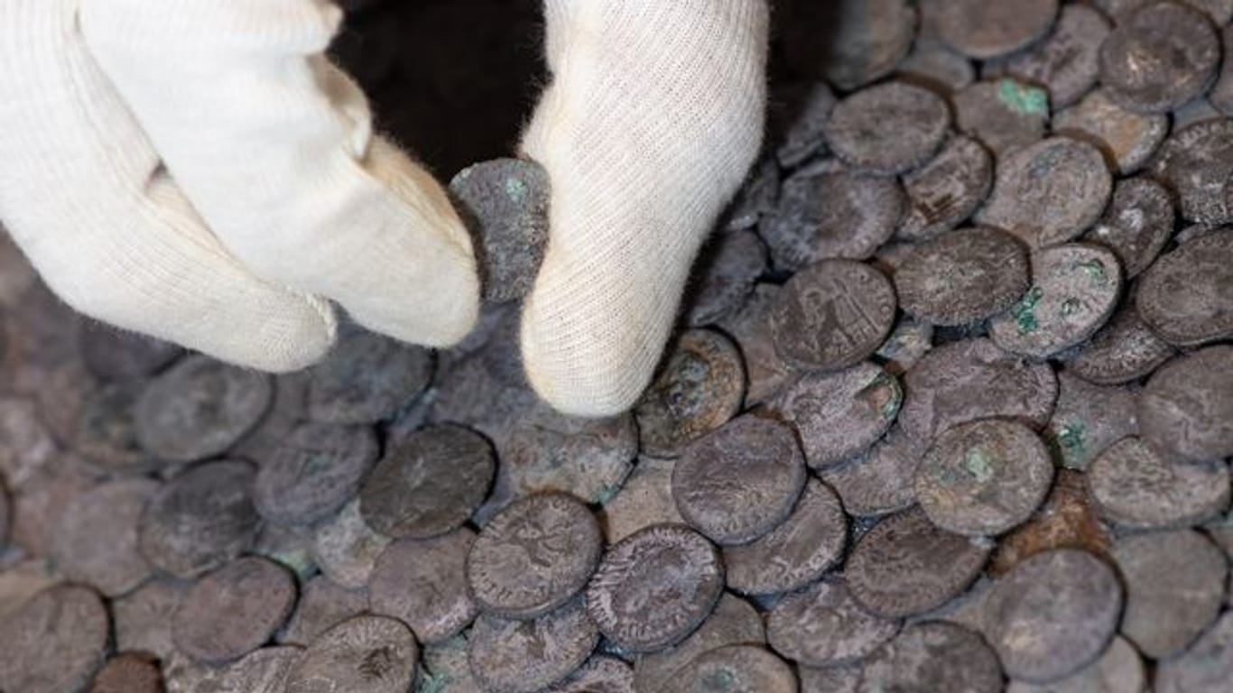 Silbermünzen: Bei dem Fund handelt es sich um den größten römischen Silberschatz, der je auf bayerischem Gebiet gefunden wurde.