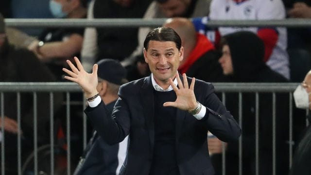 Will als Gruppenerster aus Sevilla zurückkehren: Leverkusens Trainer Gerardo Seoane gestikuliert. Will als Gruppenerster aus Sevilla zurückkehren: Leverkusens Trainer Gerardo Seoane gestikuliert.