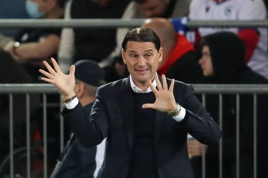 Will als Gruppenerster aus Sevilla zurückkehren: Leverkusens Trainer Gerardo Seoane gestikuliert.