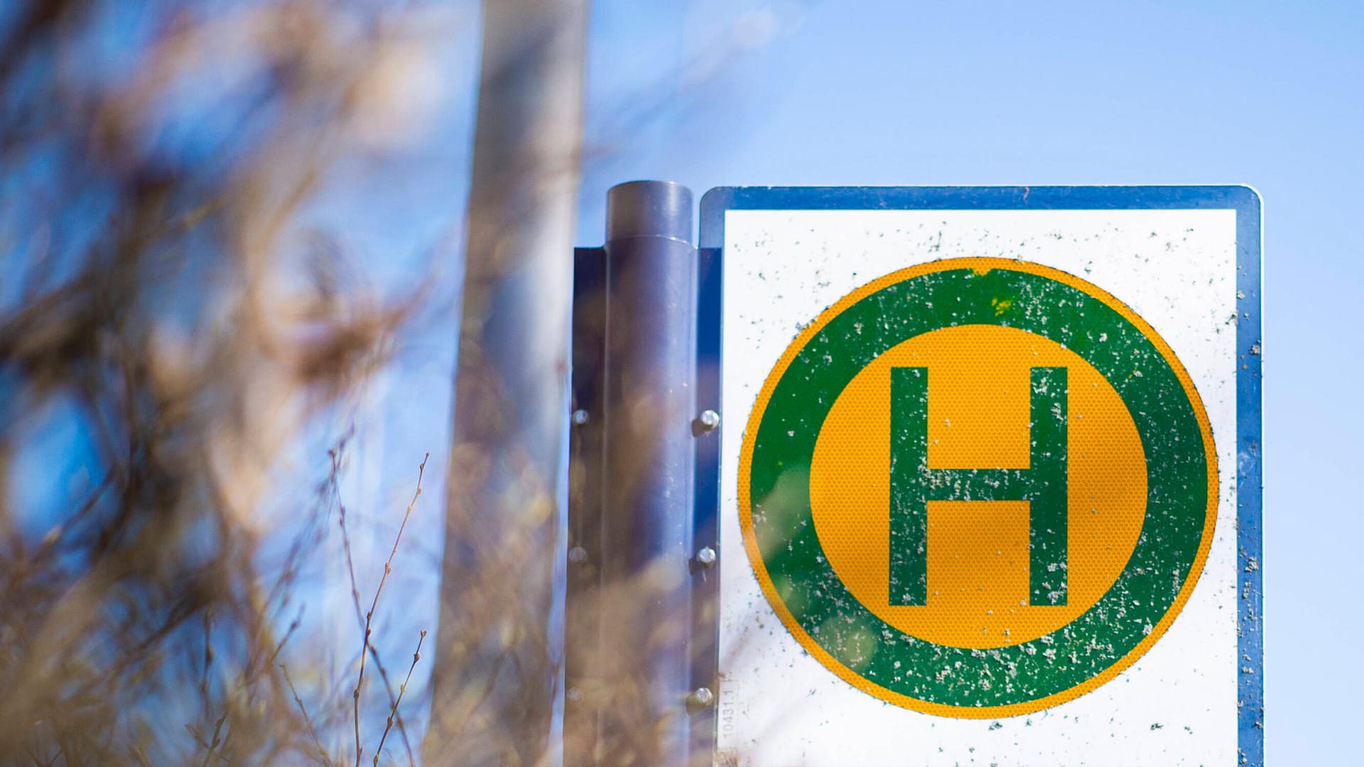 Ein Schild vor einer Bushaltestelle in Nordrhein-Westfalen (Symbolbild): Weil er sich über Kleingeld ärgerte, hat ein Busfahrer zwei Mädchen im Bus nicht mitgenommen. Ein Schild vor einer Bushaltestelle in Nordrhein-Westfalen (Symbolbild): Weil er sich über Kleingeld ärgerte, hat ein Busfahrer zwei Mädchen im Bus nicht mitgenommen.