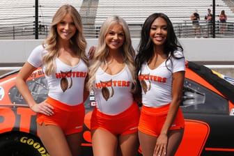 Hooters-Bedienungen bei einem Autorennen: Weil ihre Outfits noch knapper werden sollen, protestieren einige Frauen im Internet.