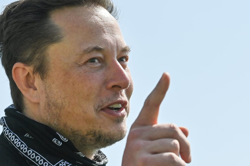 Findige Idee: Tesla-Chef Elon Musk möchte auf den Bau seiner Gigafabrik mit einem "Giga Bier" anstoßen, doch um den Namen könnte es noch Streitigkeiten geben.
