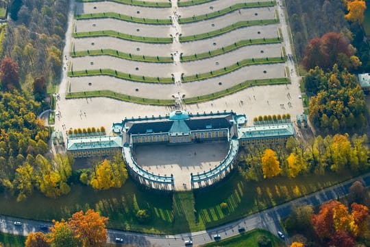 Schloss Sanssouci im Herbst