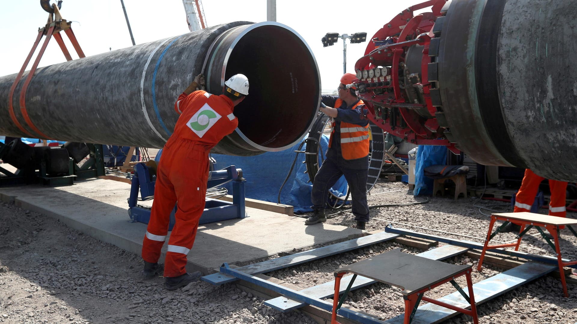 Arbeiten an der Gaspipeline Nord Stream 2 in Russland (Archivbild): Die Betreiber wollen eine Zertifizierung durch deutsche Behörden abwarten.