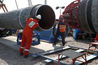 Arbeiten an der Gaspipeline Nord Stream 2 in Russland (Archivbild): Die Betreiber wollen eine Zertifizierung durch deutsche Behörden abwarten.