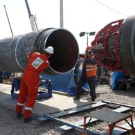 Arbeiten an der Gaspipeline Nord Stream 2 in Russland (Archivbild): Die Betreiber wollen eine Zertifizierung durch deutsche Behörden abwarten.