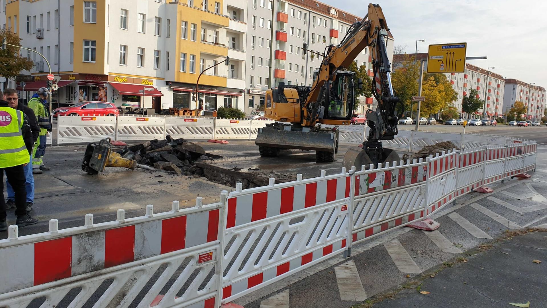 Die Baustelle auf der Frankfurter Allee: Der Bereich sollte weiträumig umfahren werden. Die Baustelle auf der Frankfurter Allee: Der Bereich sollte weiträumig umfahren werden.