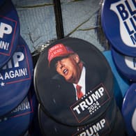 Buttons bei einer Pro-Trump-Veranstaltung in Georgia: Der Ex-Präsident plant einen neuen Anlauf auf die Kandidatur für das höchste politische Amt der USA.