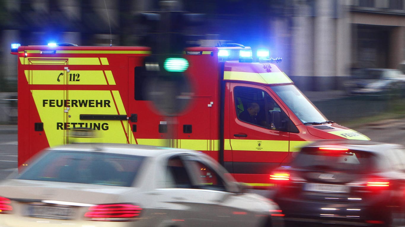 Ein Rettungswagen der Feuerwehr in München (Symbolbild): Ein 65-Jähriger ist nach einem Brand in München gestorben.