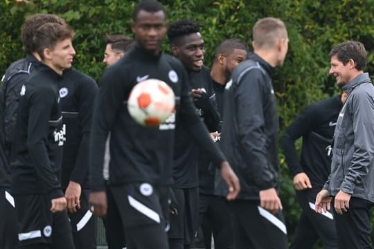 Cheftrainer Oliver Glasner (r) leitet das Abschlusstraining von Eintracht Frankfurt vor dem Spiel gegen Olympiakos Piräus.