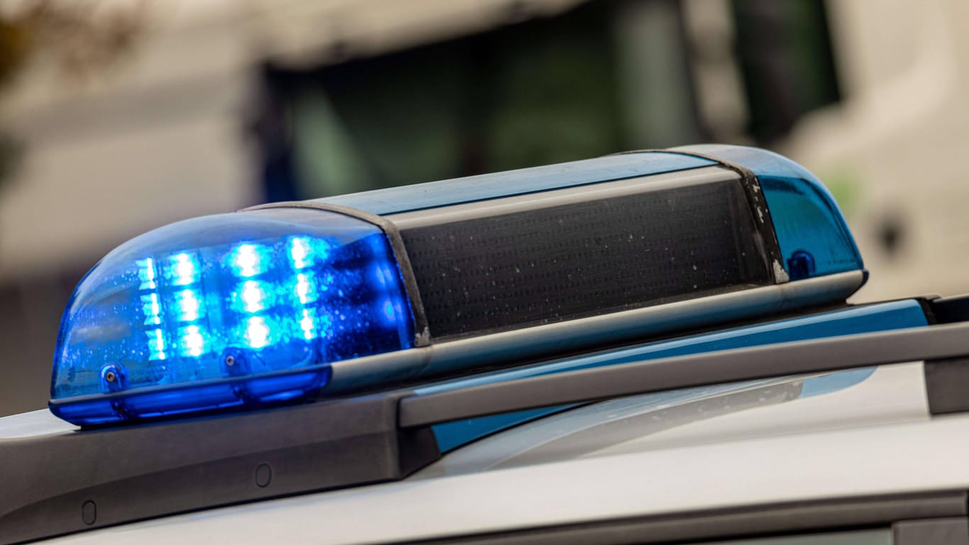 Ein Blaulicht auf einem Streifenwagen (Symbolbild): In Düsseldorf ist ein Mann nach seiner Pinkel-Pause angegriffen worden.