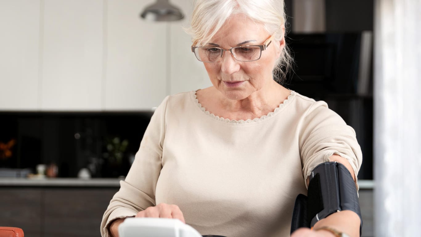 Blutdruck messen: Mehr als die Hälfte der Seniorinnen in Deutschland hat zu hohe Blutdruckwerte.