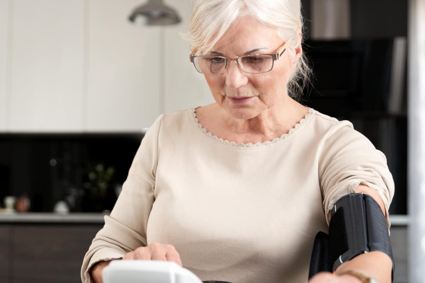 Blutdruck messen: Mehr als die Hälfte der Seniorinnen in Deutschland hat zu hohe Blutdruckwerte.