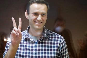 Alexej Nawalny zeigt das Peace-Zeichen vor Gericht (Archiv): Die EU ehrt ihn mit dem höchsten Menschenrechtspreis.
