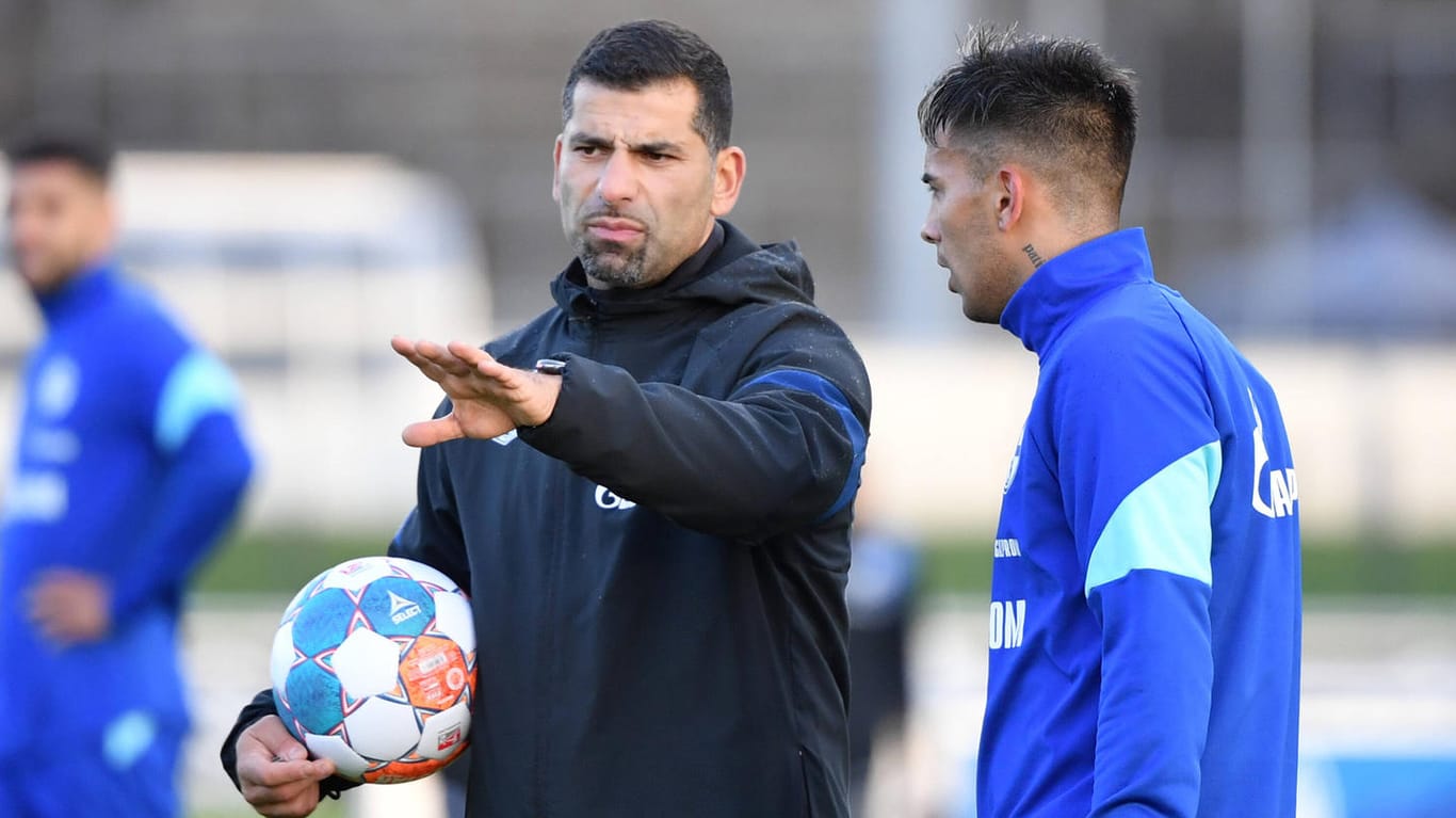 Dimitrios Grammozis (li., mit Rodrigo Zalazar, re.): Im Training setzt der Schalke-Coach auf Anschaulichkeit.