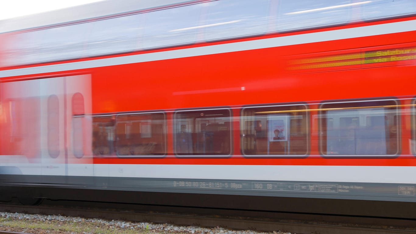 Ein Zug fährt vorbei: Eine Regionalbahn erfasste in Bayern einen Mitarbeiter bei der Arbeit. (Symbolbild)
