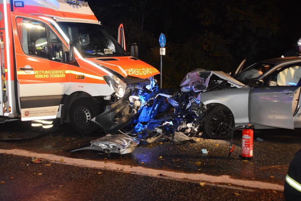 Blick auf die Unfallautos: Ein Pkw und ein Rettungswagen krachten zusammen.