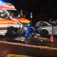 Blick auf die Unfallautos: Ein Pkw und ein Rettungswagen krachten zusammen.