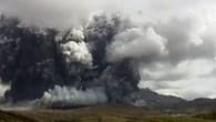 Japan: Vulkan schießt Rauchsäule empor