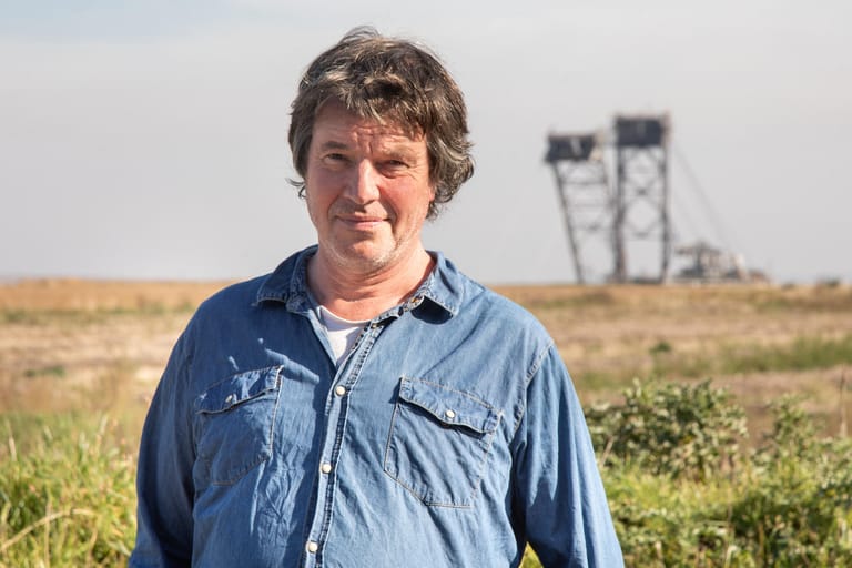 Eckardt Heukamp: Der Landwirt klagt gegen RWE: "Es darf doch nicht sein, dass RWE mein Zuhause abreißen darf, noch bevor die Gerichte in letzter Instanz geklärt haben, ob man heutzutage überhaupt noch Menschen für den Abbau klimaschädlicher Braunkohle enteignen darf."