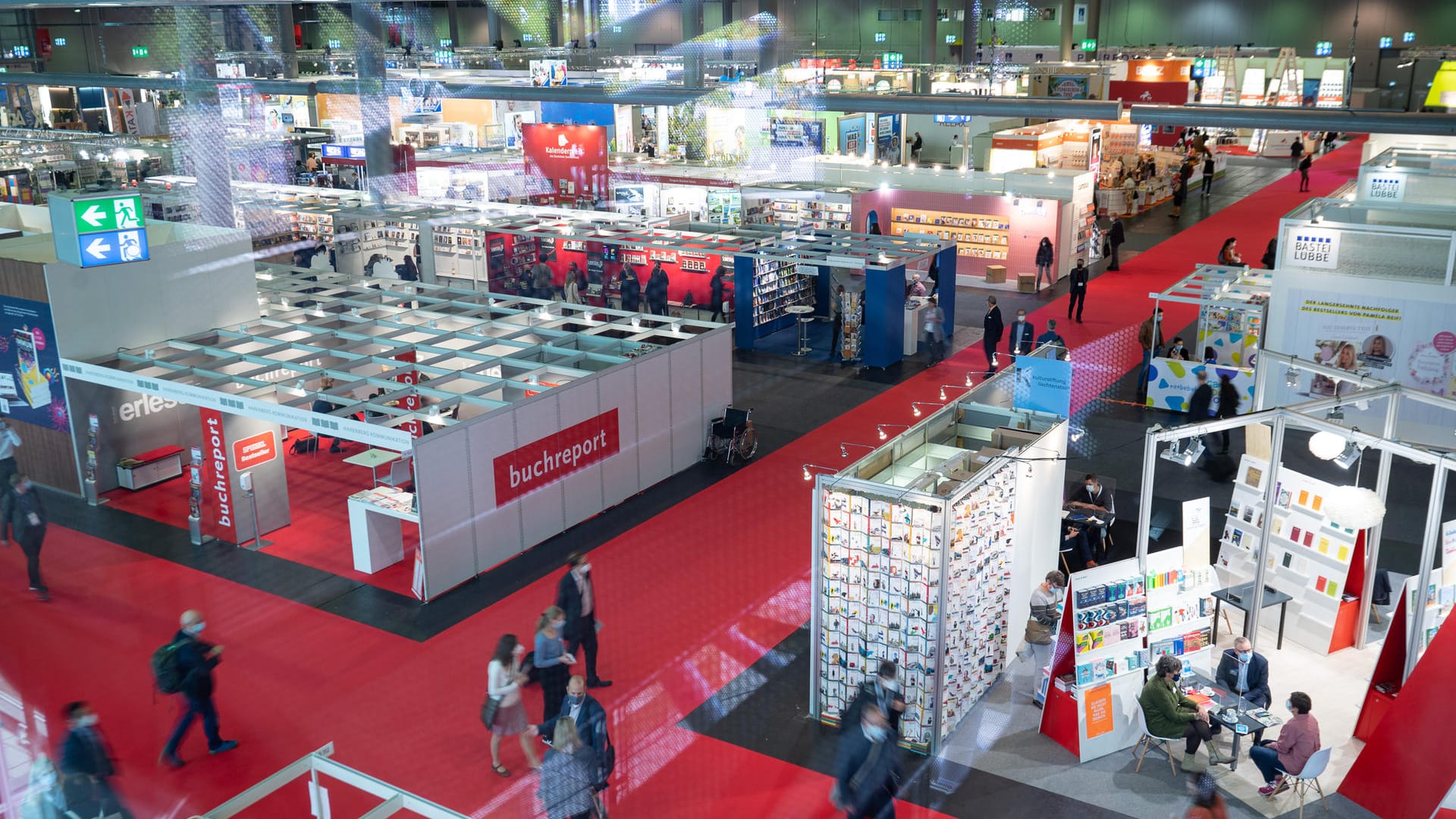 Besucher am ersten Tag auf der Frankfurter Buchmesse: Ein Stand von neurechten Verlagen sorgt für Ärger.