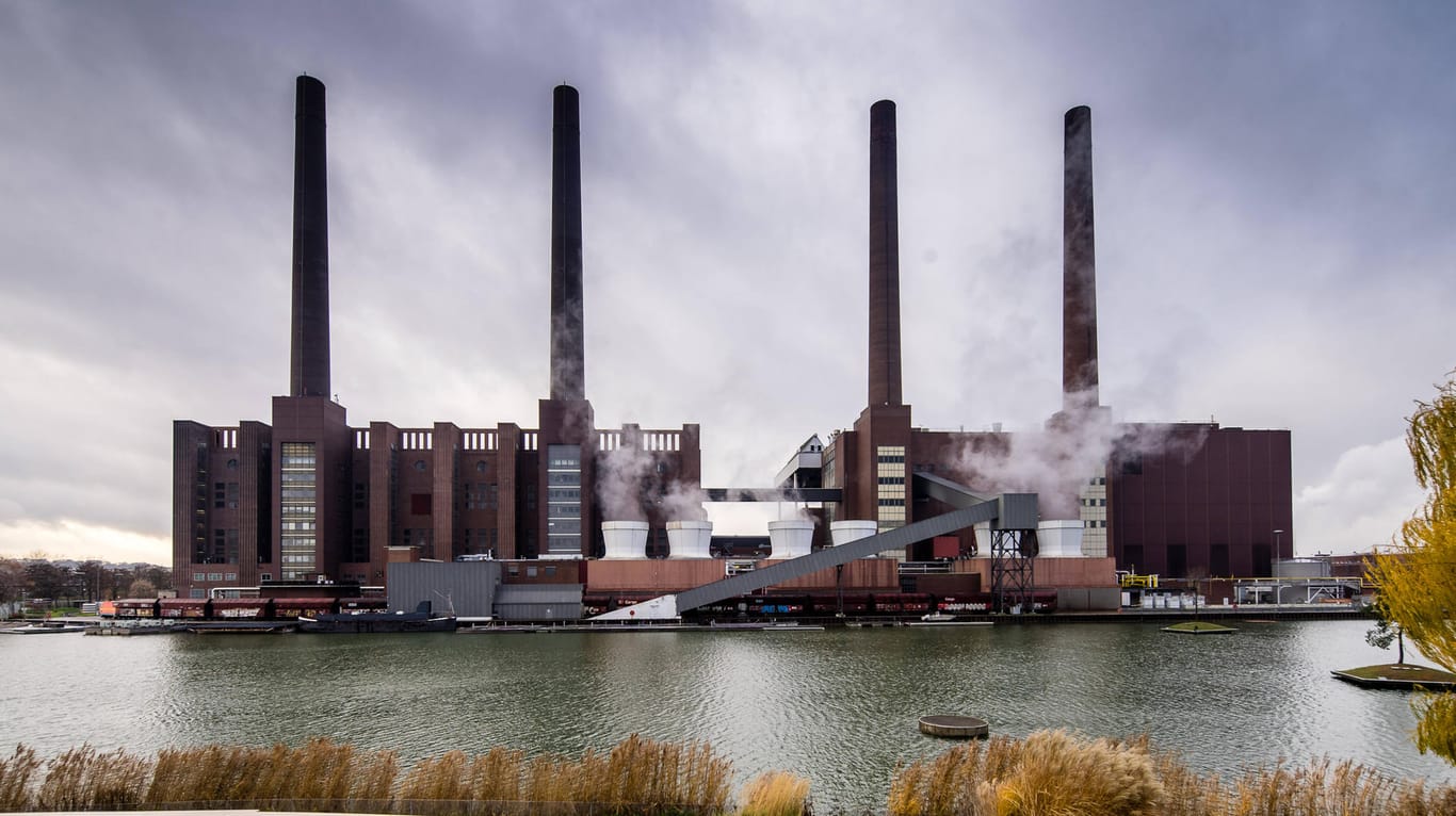Dunkle Wolken über dem Stammwerk von VW in Wolfsburg: Hier droht offenbar die schlechteste Produktion seit Jahrzehnten.