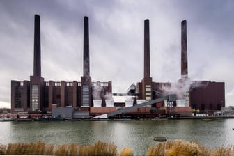 Dunkle Wolken über dem Stammwerk von VW in Wolfsburg: Hier droht offenbar die schlechteste Produktion seit Jahrzehnten.