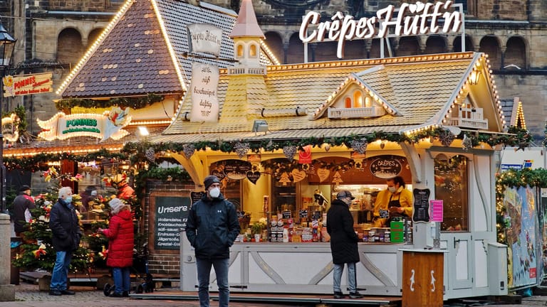Weihnachtsmarkt 2020 in Bremen (Symbolbild): In diesem Jahr finden zwar wieder mehr Weihnachtsmärkte statt, sie unterliegen teils jedoch strengen Regeln.