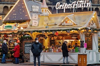 Weihnachtsmarkt 2020 in Bremen (Symbolbild): In diesem Jahr finden zwar wieder mehr Weihnachtsmärkte statt, sie unterliegen teils jedoch strengen Regeln.