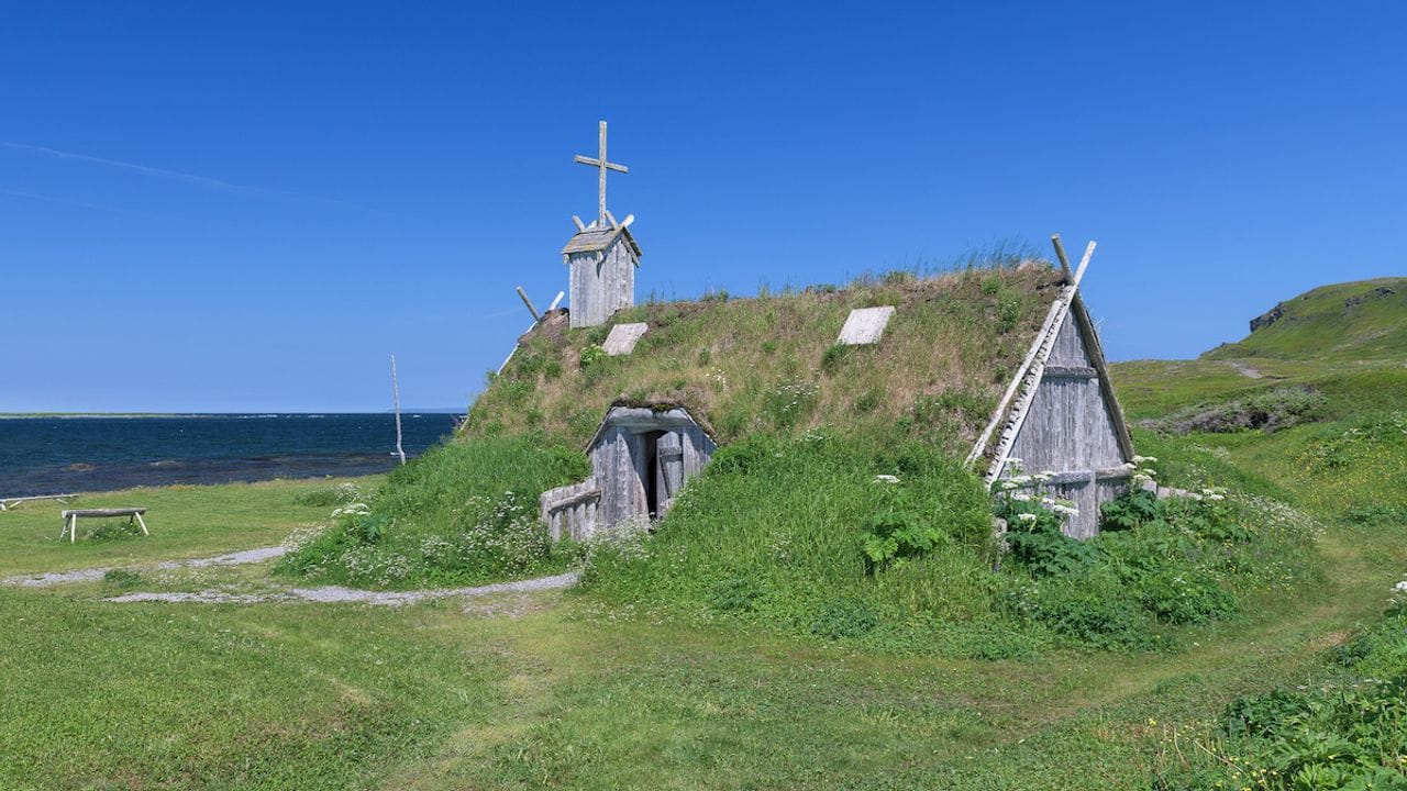 Nahe der Fundstätte L’Anse aux Meadows an der Nordspitze der kanadischen Insel Neufundland wurden Bauten aus der Zeit der Wikinger nachempfunden.