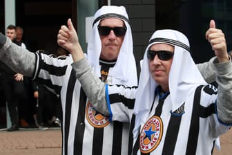 Zwei Fans von Newcastle beim Spiel gegen Tottenham: Solche Outfits sind in Zukunft bei United unerwünscht.