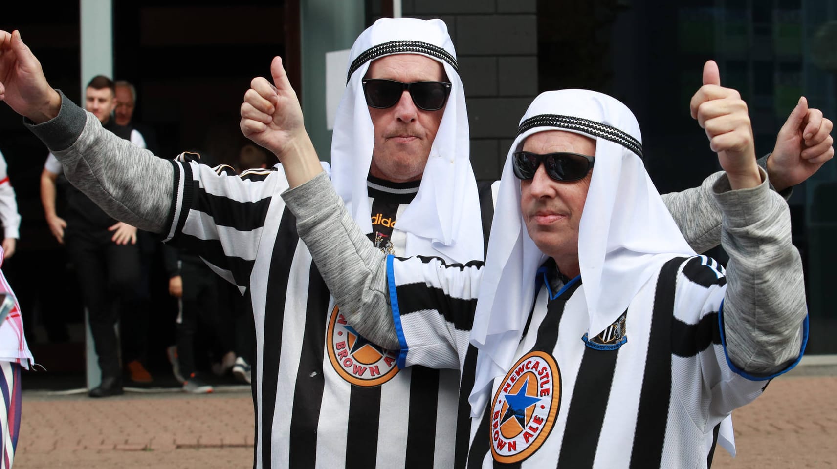 Zwei Fans von Newcastle beim Spiel gegen Tottenham: Solche Outfits sind in Zukunft bei United unerwünscht. Zwei Fans von Newcastle beim Spiel gegen Tottenham: Solche Outfits sind in Zukunft bei United unerwünscht.