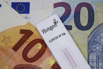 Viel Geld mit Corona-Tests: Betrüger sollen sich mit falschen Tests Geld erschlichen haben (Symbolbild).