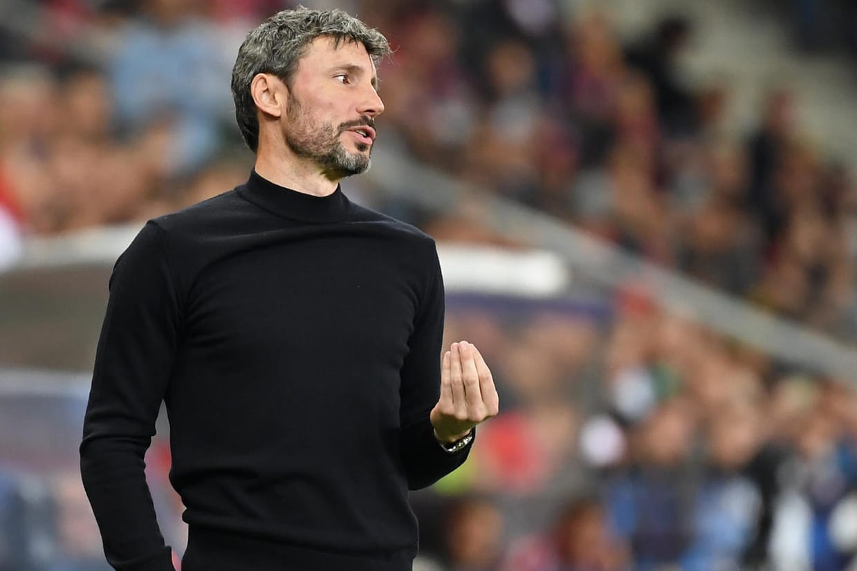 Mark van Bommel: Der Trainer der "Wölfe" konnte mit der Leistung seines Teams nicht zufrieden sein.