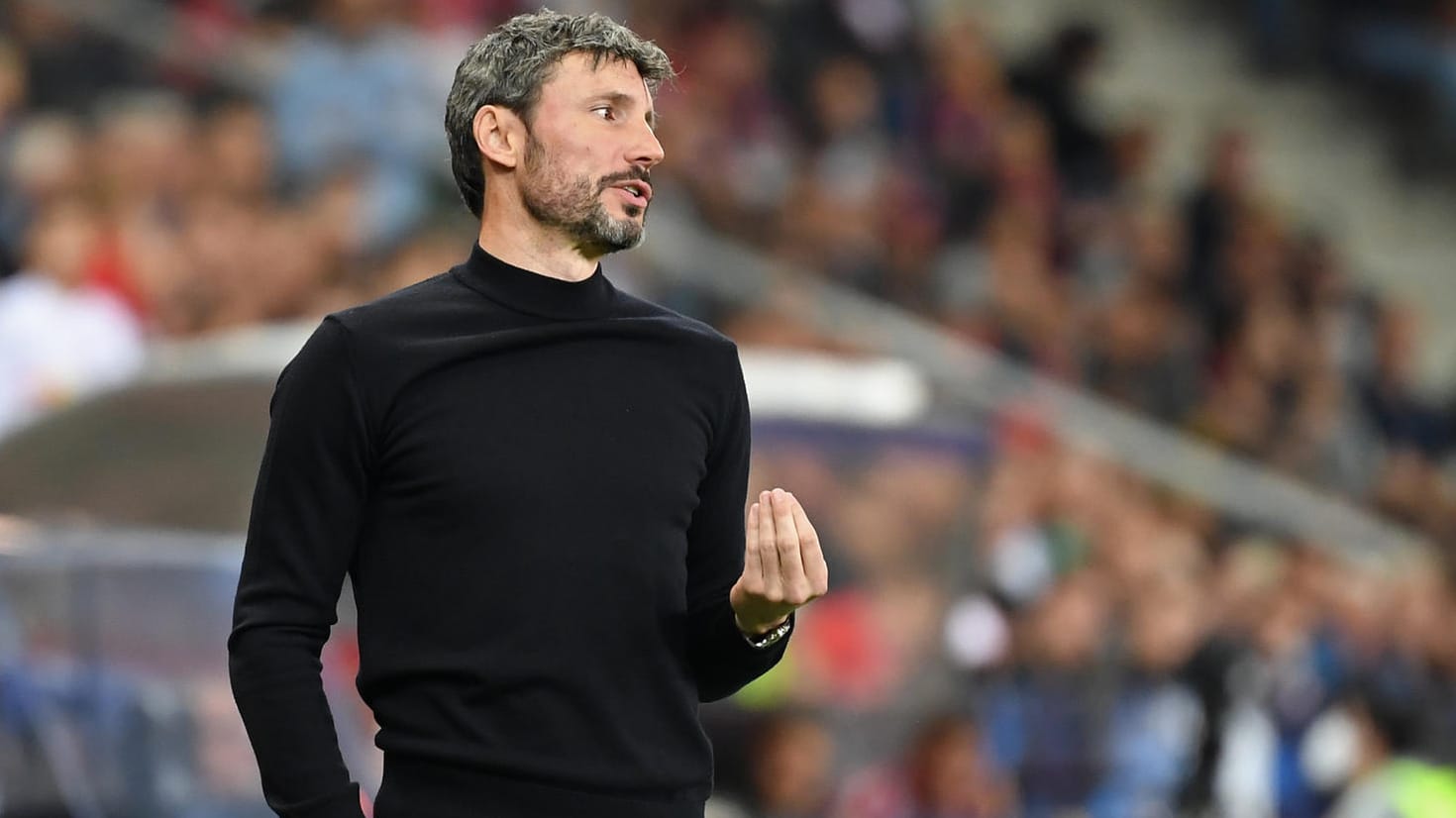 Mark van Bommel: Der Trainer der "Wölfe" konnte mit der Leistung seines Teams nicht zufrieden sein.