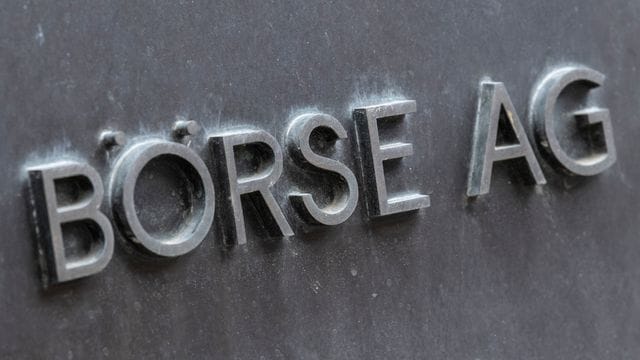Eine Metalltafel mit der Aufschrift "Deutsche Börse AG" Eine Metalltafel mit der Aufschrift "Deutsche Börse AG"