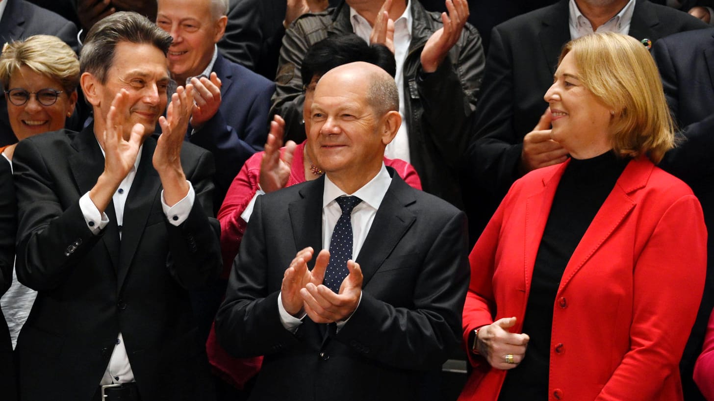 Rolf Mützenich, Olaf Scholz und Bärbel Bas: Fraktionsvorsitzender Mützenich äußerte sich nun zur künftigen Besetzung im Amt des Bundestagspräsidenten. Rolf Mützenich, Olaf Scholz und Bärbel Bas: Fraktionsvorsitzender Mützenich äußerte sich nun zur künftigen Besetzung im Amt des Bundestagspräsidenten.