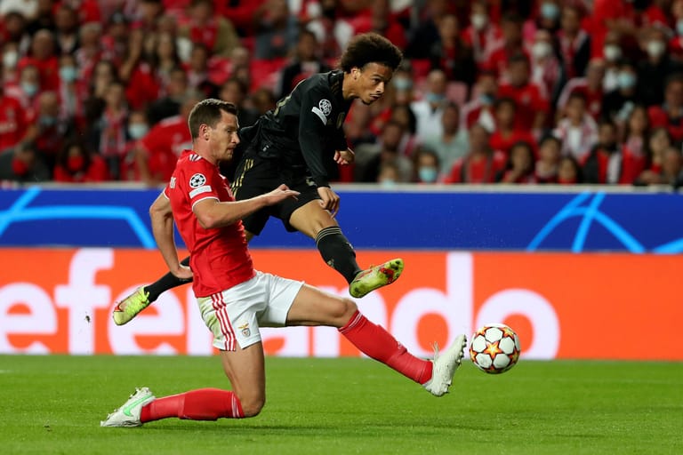 Leroy Sané: Gala im Schlussakkord! Legte los, als gäbe es kein Morgen mehr. Beim ersten Konter nicht zu halten (5.). Musste das Visier nachjustieren. Nach 38 Minuten fehlten Zentimeter. Tauchte zeitweise ab – mit nur 17 Prozent gewonnenen Zweikämpfen. Doch dann schlug der Nationalspieler mit einem seiner unberechenbaren Standards zu. Überragend: Seine Vorarbeit bei Lewandowskis Tor, ehe er selbst den Schlusspunkt setzte (85.). Note 1