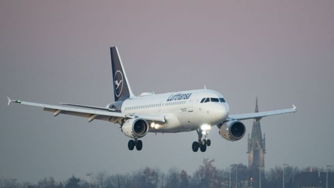 Eine Maschine der Lufthansa landet auf dem Flughafen Stuttgart