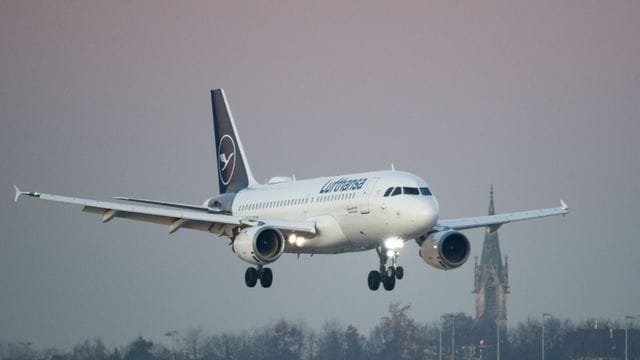 Eine Maschine der Lufthansa landet auf dem Flughafen Stuttgart Eine Maschine der Lufthansa landet auf dem Flughafen Stuttgart
