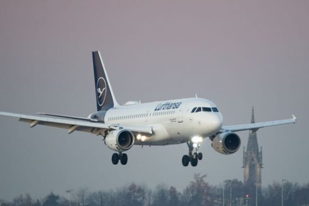 Eine Maschine der Lufthansa landet auf dem Flughafen Stuttgart
