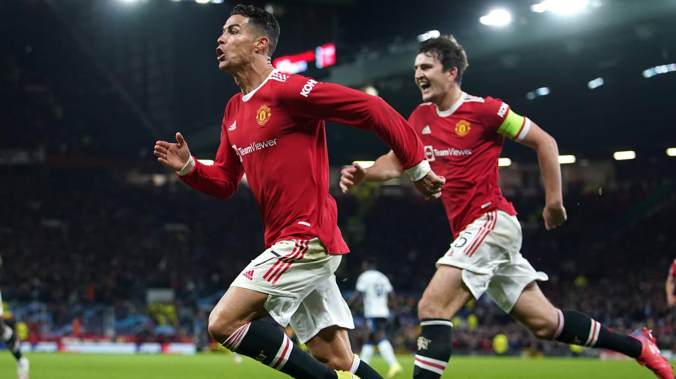Cristiano Ronaldo (l.) und Harry Maguire jubeln: Manchester United feierte einen späten Sieg gegen Atalanta.