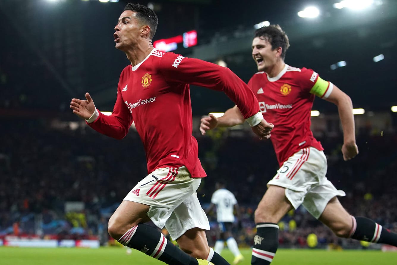 Cristiano Ronaldo (l.) und Harry Maguire jubeln: Manchester United feierte einen späten Sieg gegen Atalanta.