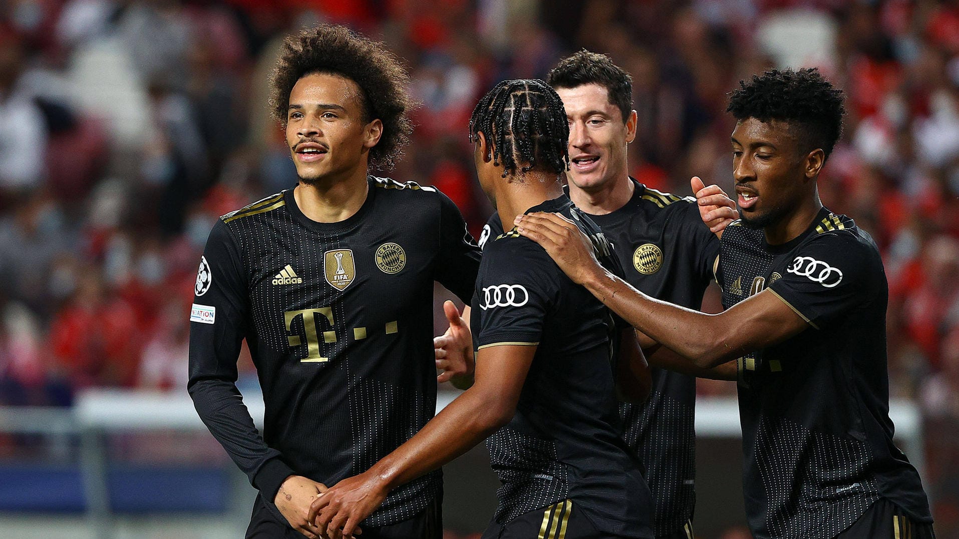 Leroy Sané (l.): Der Torschütze zum 1:0 gegen Benfica und seine Teamkollegen, die ihn beglückwünschen.