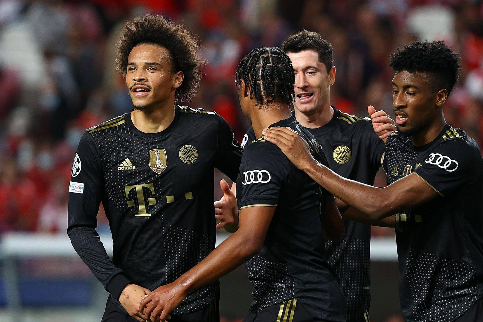 Leroy Sané (l.): Der Torschütze zum 1:0 gegen Benfica und seine Teamkollegen, die ihn beglückwünschen.